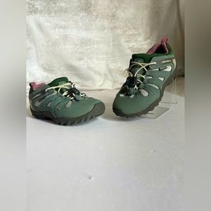 Merrell girls hiking shoe 11.5 Wide great preowned condition bungee strap tie